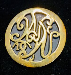 Vintage Weight Watchers 10 Lb Loss Award Pin Gold Tone Black Enamel WW